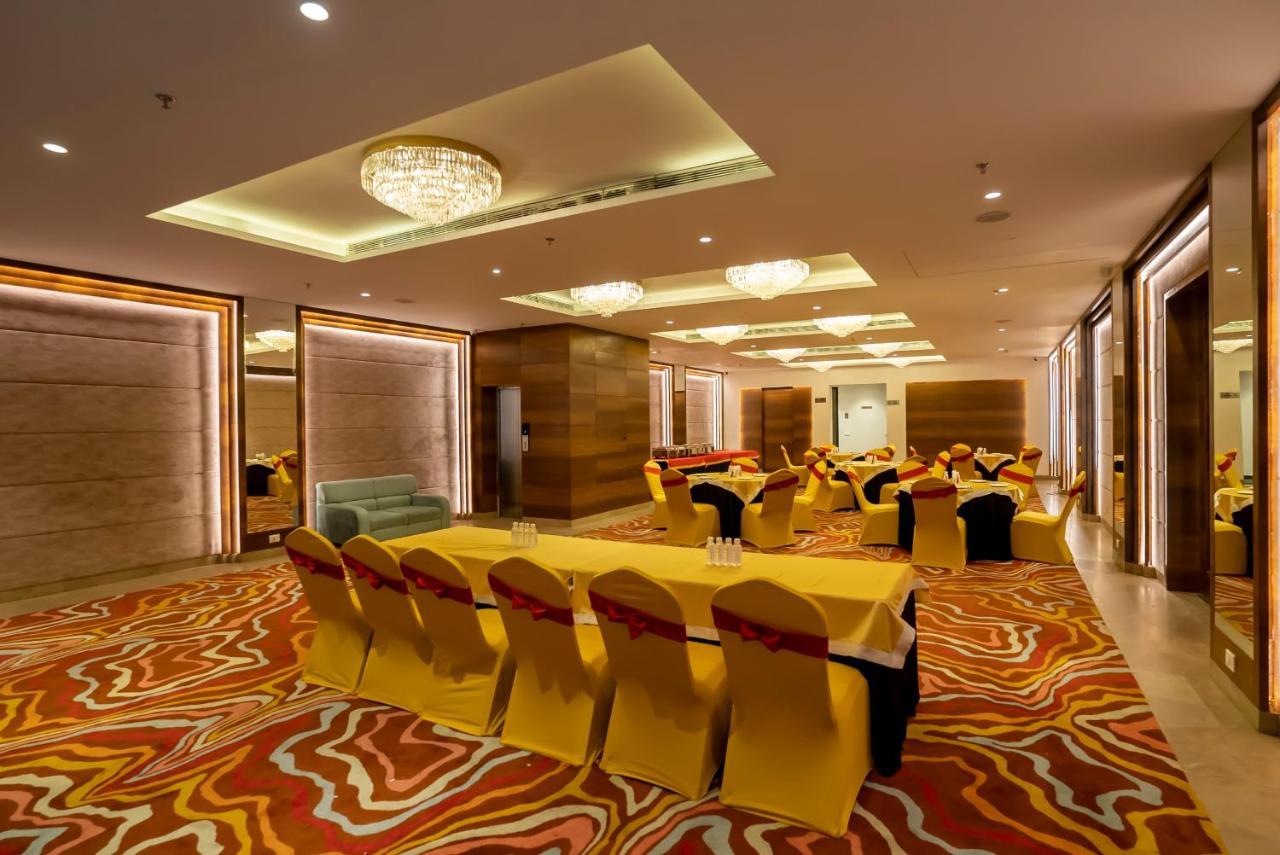 Celebrant Hotel Váránaszi Kültér fotó
