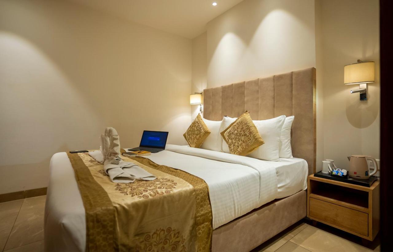 Celebrant Hotel Váránaszi Kültér fotó